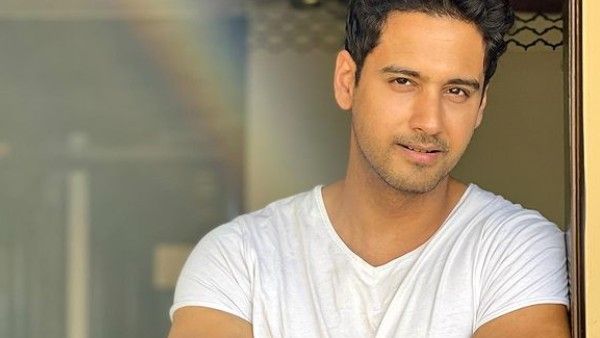 একী! অন্য নুসরতের সাথে প্রেমে হাবুডুবু খাচ্ছেন যশ?