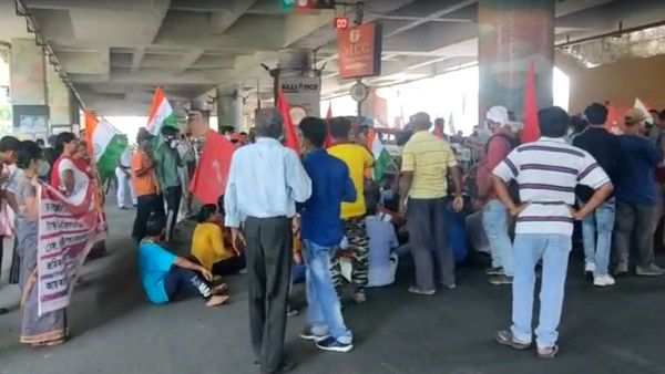 দ্বিতীয় দিনও বনধের প্রভাব বেশি পড়ল ব্যাঙ্ক পরিষেবায়