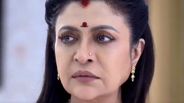 শাড়ি ছেড়ে সটান জিন্স! সর্বজয়ার নতুন লুক দেখে অবাক দর্শকরা