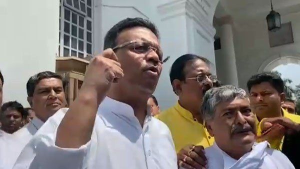 রেড রেড করে বাংলার অর্থনীতি ভেঙে দেওয়ার চেষ্টা! বিস্ফোরক ফিরহাদ