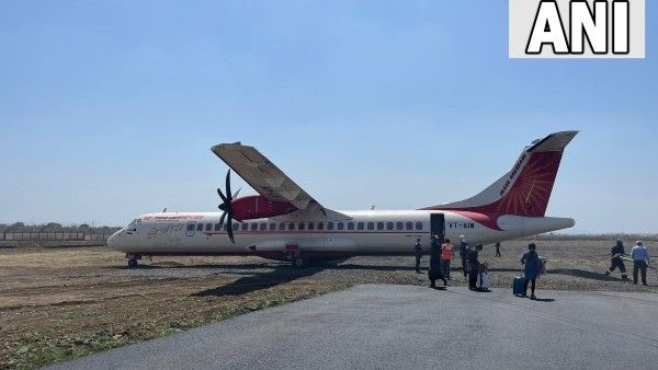 জব্বলপুর বিমানবন্দরে রানওয়ে থেকে পিছলে গেল বিমান, অল্পের জন্য রক্ষা পেল ৫৫ জন যাত্রী