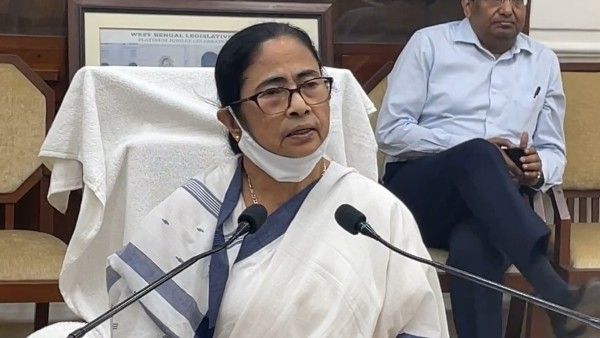 পেগাসাস কেনার প্রস্তাব এসেছিল! বাংলার পুলিশকে স্কটল্যান্ড ইয়ার্ডের সঙ্গে তুলনা মমতার