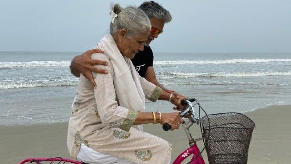 পঁচিশ বছর পর ৮৩ বছরের মাকে ফের সাইকেলে তুললেন অভিনেতা মিলিন্দ