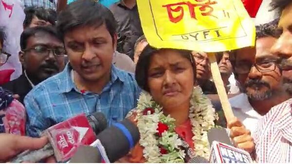 লড়াইয়ের শেষ দেখে ছাড়বেন! জেল মুক্তির পরেও আনিসের হত্যাকারীদের শাস্তির দাবিতে সোচ্চার মীনাক্ষী