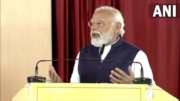 পুনে মেট্রোরেল প্রকল্পের উদ্বোধনে প্রধানমন্ত্রী মোদী! লাইন দিয়ে কাটলেন টিকিট, ছাত্রছাত্রীদের সঙ্গে কথা