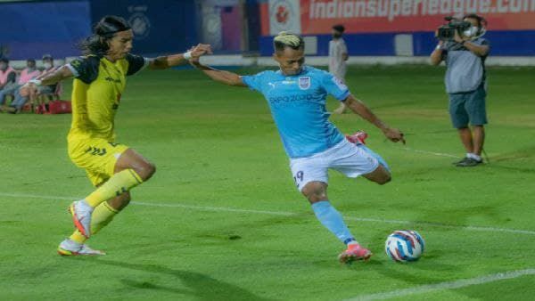 আইএসএল থেকে ছিটকে গেল গতবারের চ্যাম্পিয়ন মুম্বই, হায়দরাবাদের জয়ে শেষ চার পাকা কেরালার