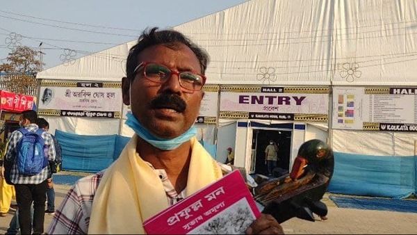 গান গেয়ে সাহিত্যের মর্ম বোঝান ফেরিওয়ালা শিক্ষক