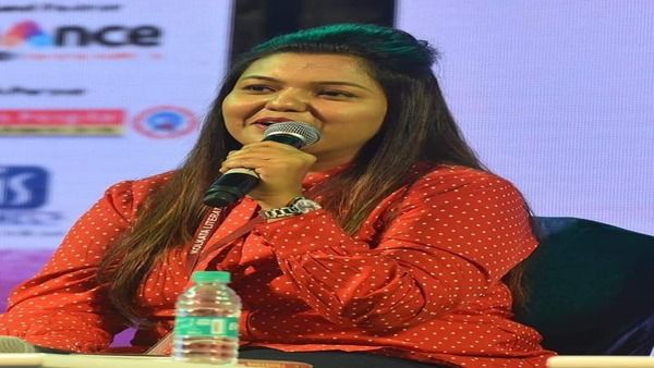 বিখ্যাত লেখিকার কুরুচিকর মিম বানিয়ে ভাইরাল করে বিপদে যুবক