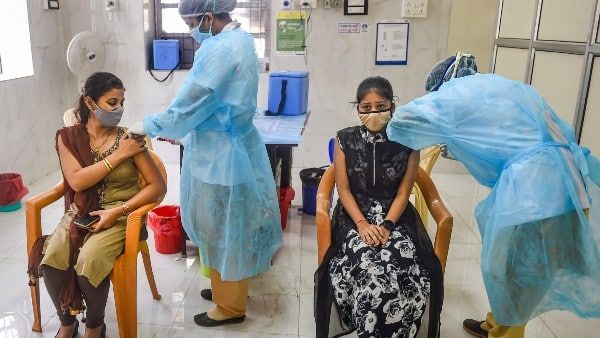 ১২-১৪ বছর বয়সীদের করোনার টিকাকরণ শুরু এই সপ্তাহেই, তারিখ জানালেন কেন্দ্রীয় স্বাস্থ্যমন্ত্রী