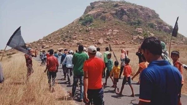 আস্ত পাহাড় কেটে বিক্রি করে দিচ্ছে সরকার, প্রতিবাদে গ্রামবাসী