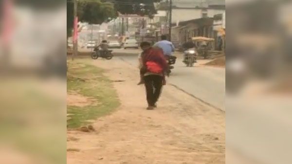 মেয়ের মৃতদেহ কাঁধে নিয়েই হাঁটছেন ঈশ্বর! উন্নয়নশীল ভারতের বুকে ফের এক ভয়ঙ্কর ছবি