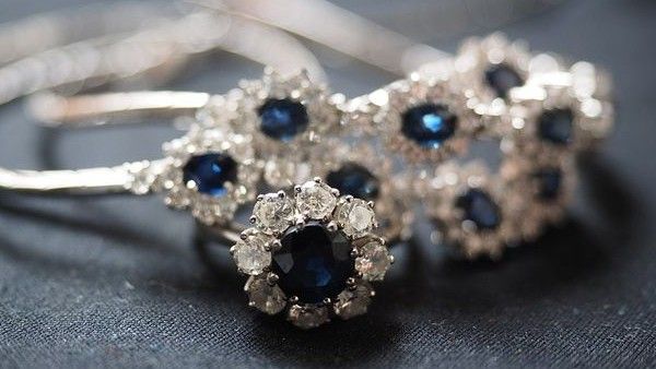 ভুলেও একসঙ্গে একহাতে পরবেন না এইসব রত্ন, জীবনে অজান্তেই ঘনাবে বিপদ!