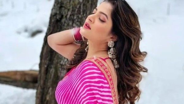 বরফের মাঝে কাঁধে মাথা রেখে কার সঙ্গে দাঁড়িয়ে অভিনেত্রী শ্রাবন্তী, এটাই কী তাঁর মনের মানুষ!