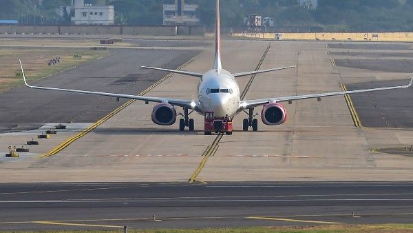 মাঝ আকাশে পাইলট অসুস্থ, সুস্থভাবে বিমান মাটিতে নামিয়ে আনলেন যাত্রী