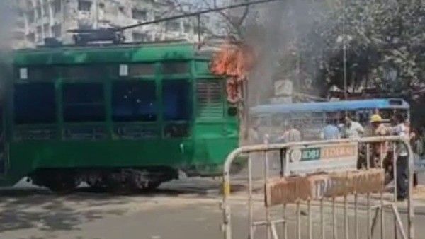 কলকাতায় চলন্ত ট্রাম জ্বলছে দাউ দাউ করে, তারপর যা ঘটল হুড়োহুড়িতে