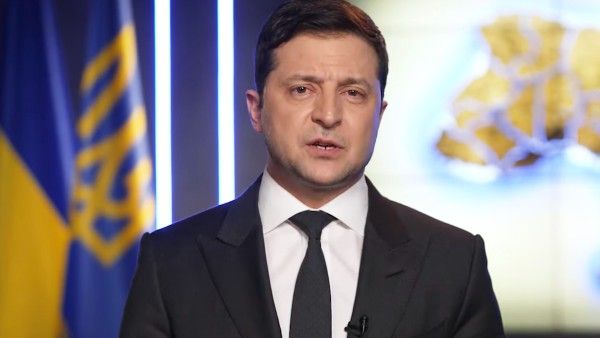 ইউক্রেনের প্রেসিডেন্ট জেলেনস্কির জন্য দাঁড়িয়ে অভিবাদন ইউরোপিয়ান ইউনিয়নে