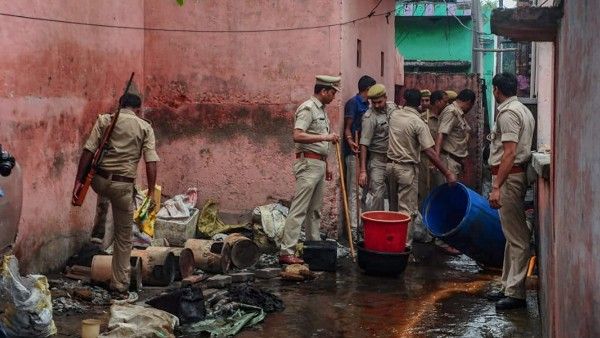 গ্যাস সিলিন্ডারে ভরে মদ পাচারের চেষ্টা বিহারে, ধৃত এক