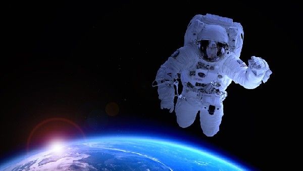 মহাকাশে হাঁটছেন নভশ্চর, আসাধারণ ছবি! নয়া কীর্তি গড়লেন স্পেস-ফোটোগ্রাফার