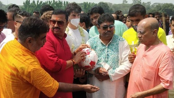 ঐতিহ্য এবং পরম্পরাকে বজায় রেখে ময়দানের ছোট-বড় সমস্ত ক্লাব মুখোরিত হয়ে উঠল নব বর্ষের প্রথম সকালে বার পুজো ঘিরে