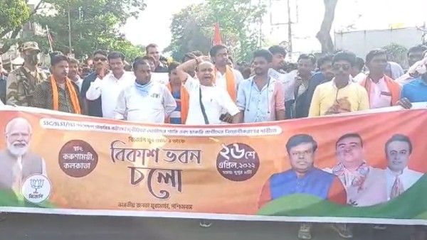 বিজেপির বিকাশ ভবন অভিযান ঘিরে ধন্ধুমার-কাণ্ড! একাধিক ব্যারিকেড ভেঙে এগোনোর চেষ্টা