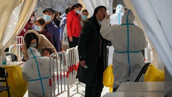 মাত্রা ছাড়াচ্ছে কোভিড, সংক্রমণ ঠেকাতে মেট্রো রেল, বাস পরিষেবা বন্ধ করছে বেজিং