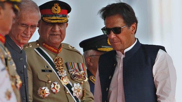 পাক সেনা বা বিদেশি শক্তি সরায়নি ইমরানকে, সাফ জানালেন মুখপাত্র