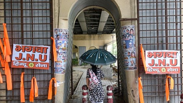 রাম নবমীর সংঘর্ষের পর জেএনইউতে গেরুয়া পতাকা, ব্যানার, অভিযোগ হিন্দু সেনার বিরুদ্ধে