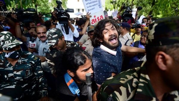 JNU: মোদীর ডকুমেন্টারি দেখানোকে কেন্দ্র করে উত্তাল JNU, পাথর বৃষ্টির অভিযোগ ABVP-র বিরুদ্ধে