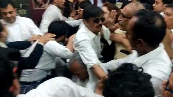 High Court: বিচারপতি রাজশেখর মান্থার এজলাসে বিক্ষোভ, ৯ আইনজীবীর বিরুদ্ধে হতে পারে কড়া পদক্ষেপ