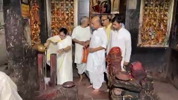 নতুন বছরের শুরুতেই মঙ্গল কামনায় পুজো মমতা'র! করলেন বড় ঘোষণাও
