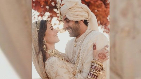 এই তারকা দম্পতিদের প্রথম সাক্ষাৎ এবং প্রেমের গল্প কেমন ছিল জানেন?