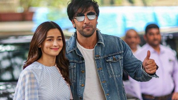 আলিয়ার 'মেহেন্দি হ্যায় রচনে ওয়ালি', কী বিশেষ উপহার দিচ্ছেন রণবীর?