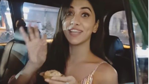 ‘‌কিশমিশ নয়, লোভ সামলাতে না পেরে এই খাবারটা খেয়েই ফেললেন রূক্মিণী, দেখুন ভিডিও