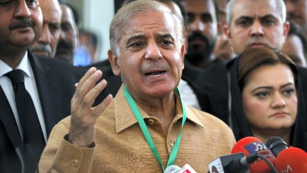 ৩৭০ ধারা কাশ্মীরে পুনর্বহাল হলেই ভারতের সঙ্গে আলোচনা সম্ভব, বিতর্কের পারদ চড়ালেন শাহবাজ শরিফ