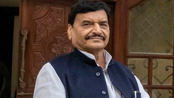 সমাজবাদী পার্টিতে যাদব পরিবারে লড়াই, আজমের সঙ্গে জেলে দেখা করলেন শিবপাল