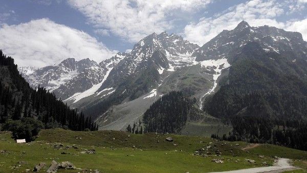 গরমে নাজেহাল? ব্যাগপ্যাক কাঁধে নিয়ে ঘুরে আসুন পাহাড়ে, রইল হিমালয়ের অনন্য কিছু জায়গার সুলুক সন্ধান