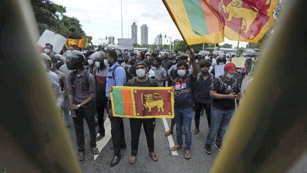 পরিবার নিয়ে সিঙ্গাপুরে পা রাখতেই পদত্যাগ করলেন Gotabaya Rajapaksa