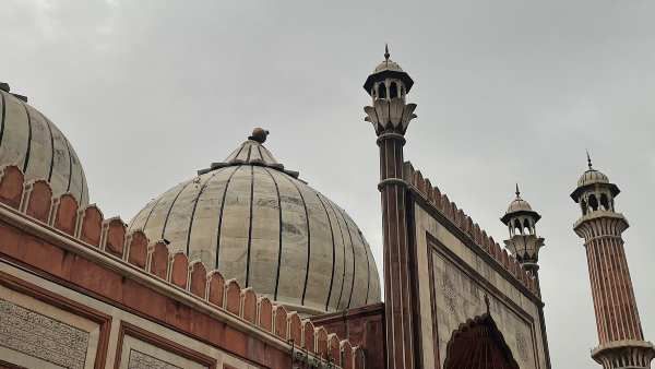 দিল্লিতে ব্যাপক ঝড়বৃষ্টিতে প্রাণ গেল দুজনের, ক্ষতিগ্রস্ত জামা মসজিদের চূড়া