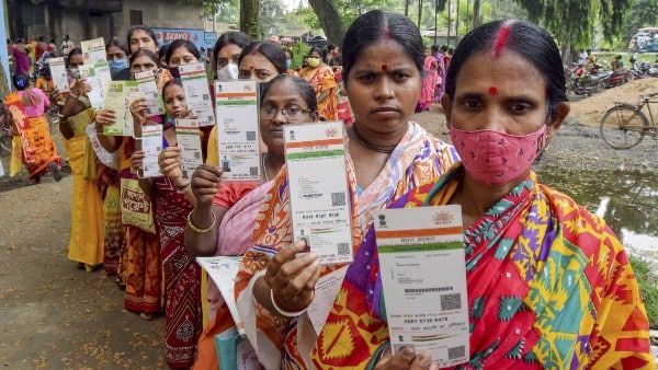 সরকারের পরামর্শের 'ভুল ব্যাখ্যা'! মাস্কড আধার নিয়ে নির্দেশিকা প্রত্যাহার করে নিল কেন্দ্র