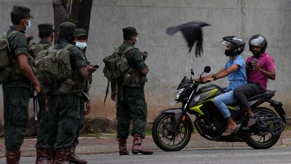 ভয়াবহ পরিস্থিতি দ্বীপরাষ্ট্রের, সরকারি সম্পত্তি নষ্ট করলেই গুলি চালানোর নির্দেশ সেনাকে