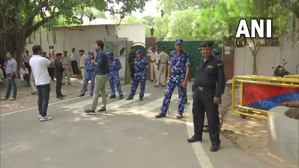 পাটনায় লালু প্রসাদ যাদবের বাড়িতে CBI হানা, উপমুখ্যমন্ত্রী তেজস্বী যাদবের বাড়িতেও চলছে তল্লাশি