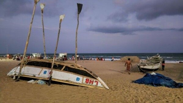 অশনি সঙ্কেত এড়িয়ে সমুদ্রে জেলের দল, জলোচ্ছ্বাসে নৌকাডুবিতেও বাঁচল ৬০টি প্রাণ