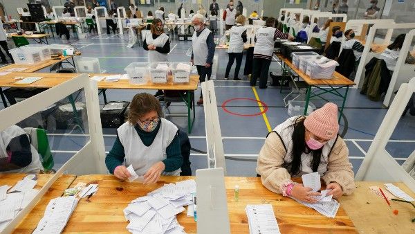 টসের মাধ্যমে নির্ধারিত হল নির্বাচনে হার-জিৎ, এমনই চমকপ্রদ ঘটনা ঘটল ইংল্যান্ডে