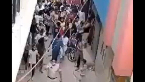 এ যেন হিরোর এন্ট্রি, দিল্লি হিংসায় অভিযুক্ত প্যারোলে এসে এলাকায় ঢুকল এভাবে