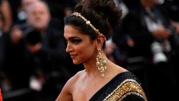 কানে গিয়ে কান নিয়ে বিপদে পড়লেন দীপিকা পাড়ুকোন!‌ দুলের ভারে ওষ্ঠাগত প্রাণ বলি ডিভার