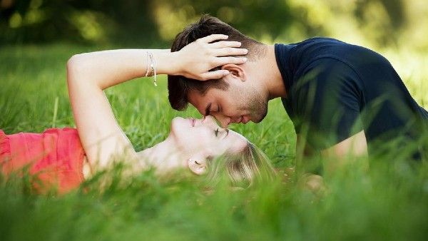 ভাইরাল ভিডিওতে ইউনিফর্মেই চুম্বনে মত্ত পড়ুয়ারা! কী এই Lip-Lock প্রতিযোগিতা?