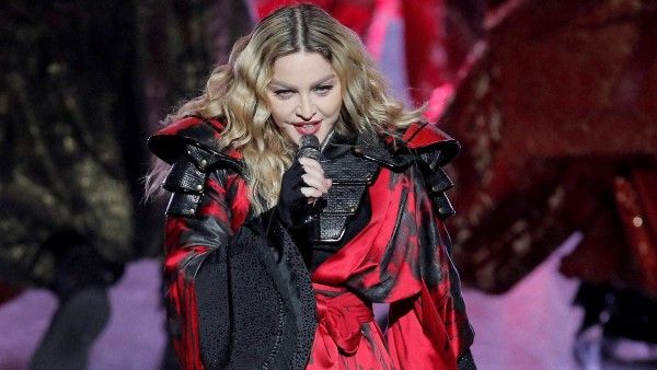 অত্যন্ত খোলামেলা ছবি পোস্ট, বিখ্যাত পপ তারকা ম্যাডোনাকে ব্যান করল 'ইনস্টাগ্রাম'