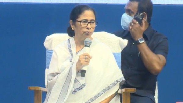 মমতার সামনে প্রশাসনিক বৈঠকে তৃণমূলের জেলা পরিষদের বিরুদ্ধে অভিযোগ দলেরই কর্মাধ্যক্ষের