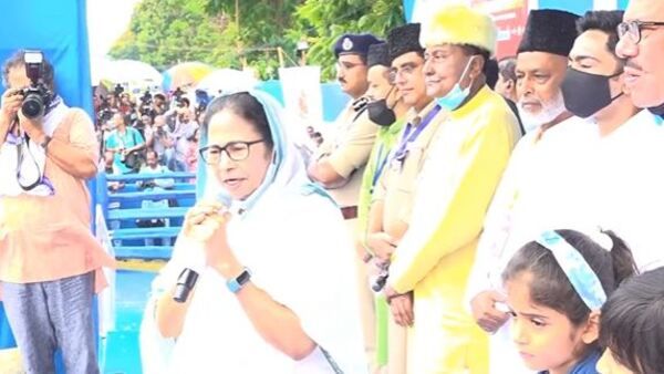 দেশে চলছে বিভাজনের রাজনীতি! রেডরোডের নমাজ থেকে মমতার মুখে প্রশাসনে মুসলিম আধিকারিক ও মন্ত্রীদের নাম