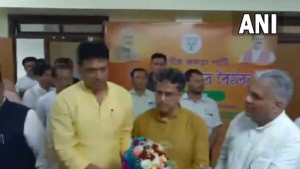 ত্রিপুরায় মানিকেই সিলমোহর বিজেপির কেন্দ্রীয় নেতৃত্বের, উত্তরীয় পরিয়ে স্বাগত জানালেন বিপ্লব দেব